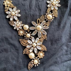 Gold and stone flowers necklace